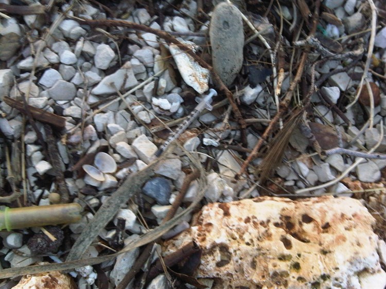 Odbačene šprice na plaži u Pješčanoj Uvali potencijalna su opasnost za brojne šetače