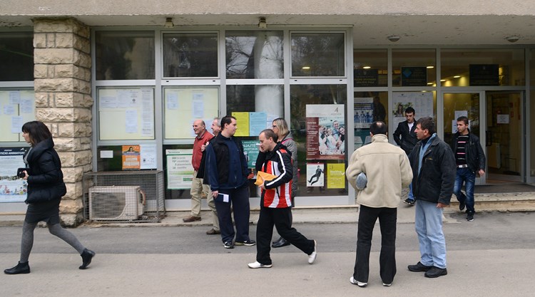 Gužva pred Zavodom za zapošljavanje