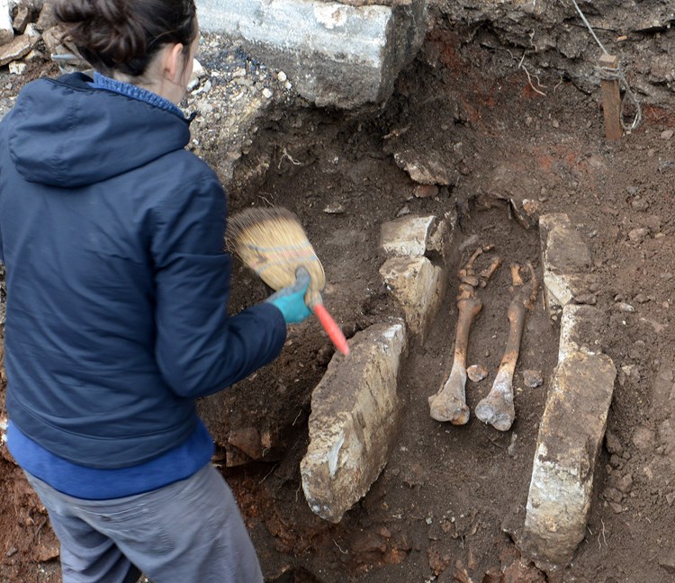 Na srednjovjekovnom samostanskom groblju oprezno se otkopavaju kosti