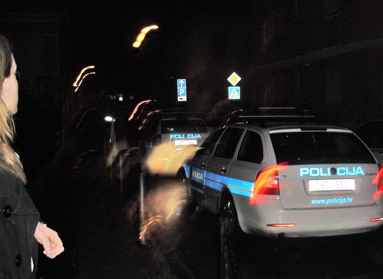 Policijska vozila pred Mimozom (Z. ANGELESKI)
