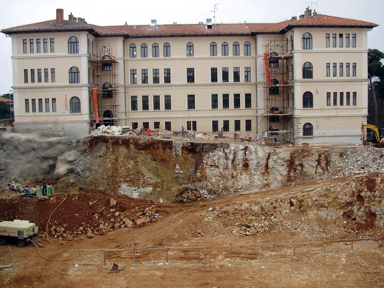Gradnja kasnila zbog ukopavanja dvorane i dodatnog temeljenja Gimnazije (A. POKRAJAC)