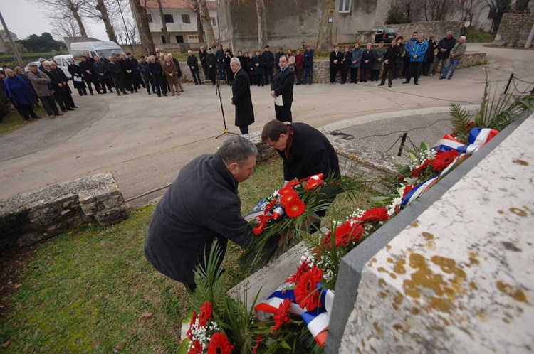 Polaganje vijenaca na spomenik palim žrtvama u Bokordićima
