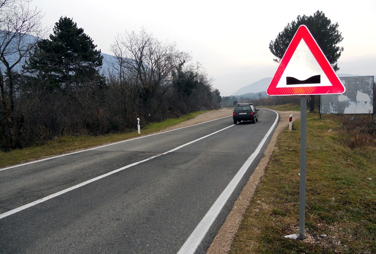 Prometni znak kao jedini čuvar sigurnosti na cesti od Kršana do Vozilići (I. RADIĆ)