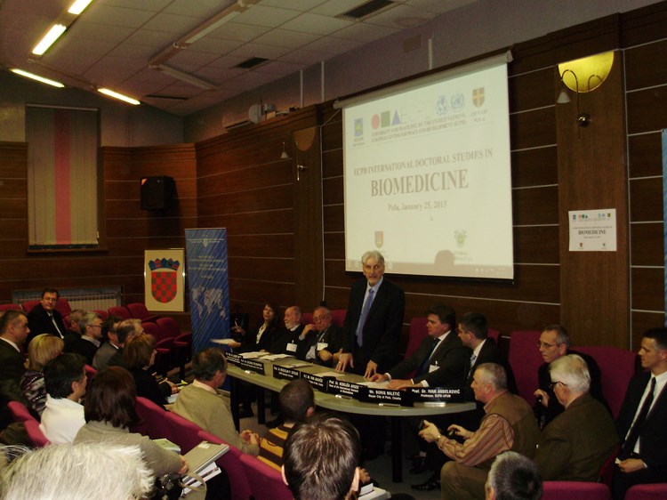 Negoslav Ostojić predstavlja doktorski studij u Puli (Maša JERIN)