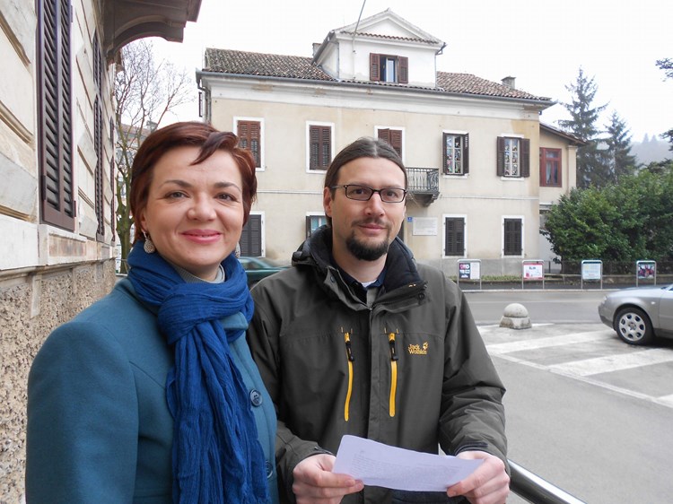 Patricia Antolović i Toni Erdfeld, pred zgradom "donjeg" vrtića (M. RIMANIĆ)