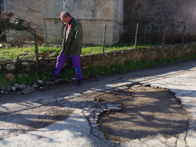 Mještani svakodnevno uklanjaju komade odlomljenog asfalta