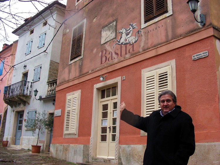 Grožnjanski načelnik Rino Duniš pored kompleksa Bastia