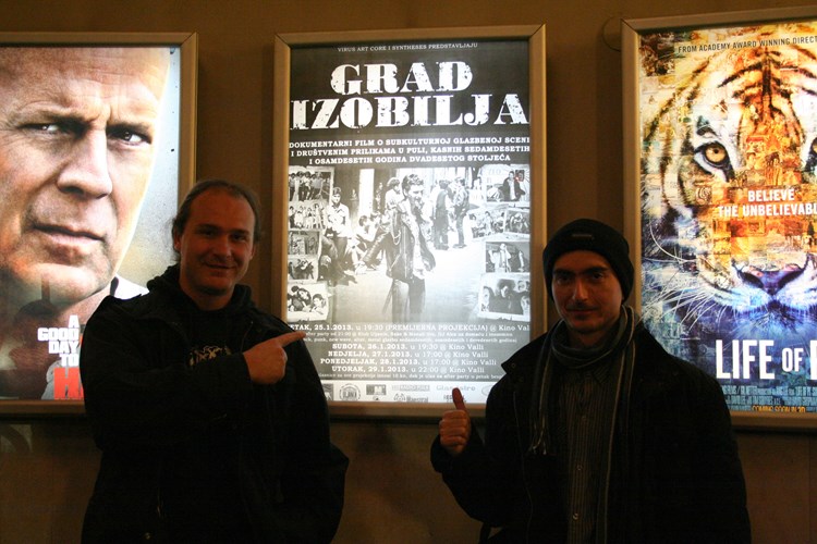 Mladen Medić i Zlatko Gotovac pred plakatom filma 'Grad izobilja' (Arhiva/Z. A.)