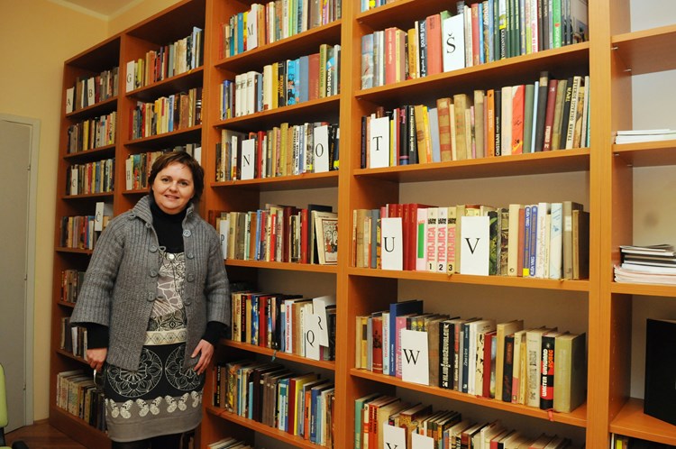 Jasmina Ilić Draković u novootvorenoj knjižnici SKD-a Istra