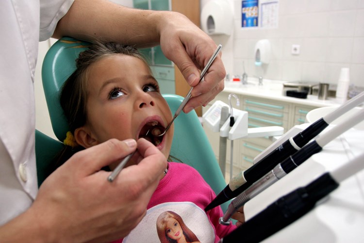 Na zubni aparatić djeca danas čekaju i po šest godina (A. BULJUBAŠIĆ/CROPIX)