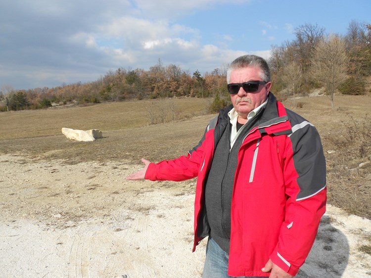 Načelnik Ivan Mijandrušić pred spornim građevinskim zemljištem