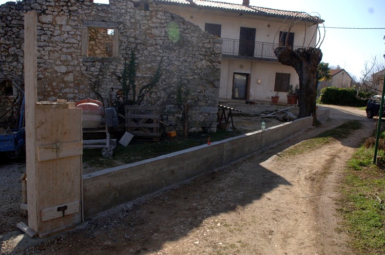 Puteljak koji dijeli parcele, novi zid i murva - mjesto gdje je Franco D. naletio na Mariju Ostojić