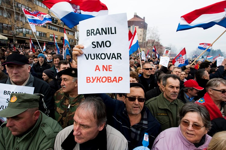 Na skupu Za hrvatski Vukovar – ne ćirilici oko 20 tisuća prosvjednika (Vlado KOS/CROPIX)