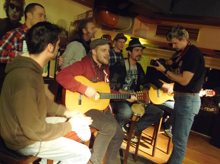 Grupa Radio Aktiv i Toni Plutonij u Rock Caffeu na snimanju spota za pjesmu 'Vremenu na volju' (Tea TIDIĆ)