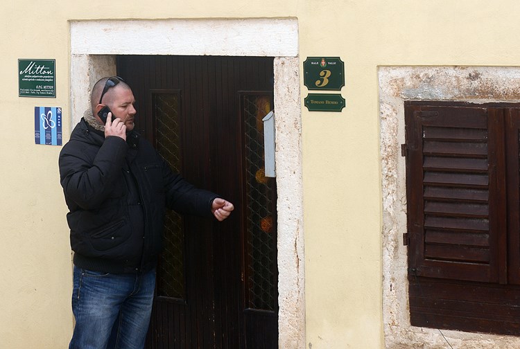 Novinar Glasa Istre pred vratima Mittonovih u Balama (M. ANGELINI)