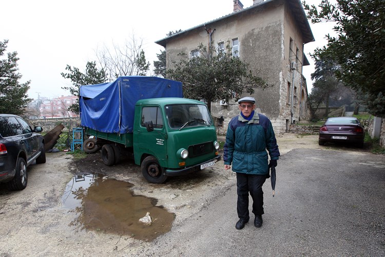 Smrdljive lokve posvuda oko zgrade i stare vile na Verudi (M. ANGELINI)