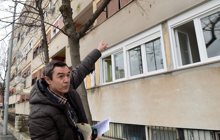Željko Ivić pokazuje štete na svojim prozorima od lopti sa stadiona (M. ANGELINI)