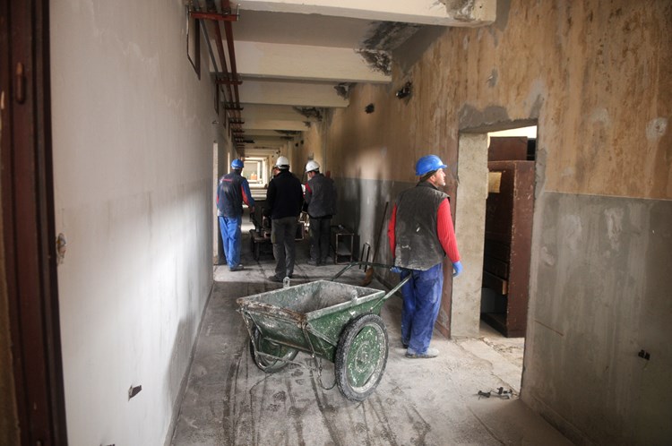 Radnici u prizemlju ugrađuju nove prozore i vrata (D. ŠTIFANIĆ)