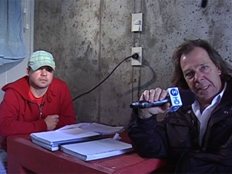 Anastazije Martinčić (lijevo) u zatvoru u Urugvaju, u razgovoru s novinarom 