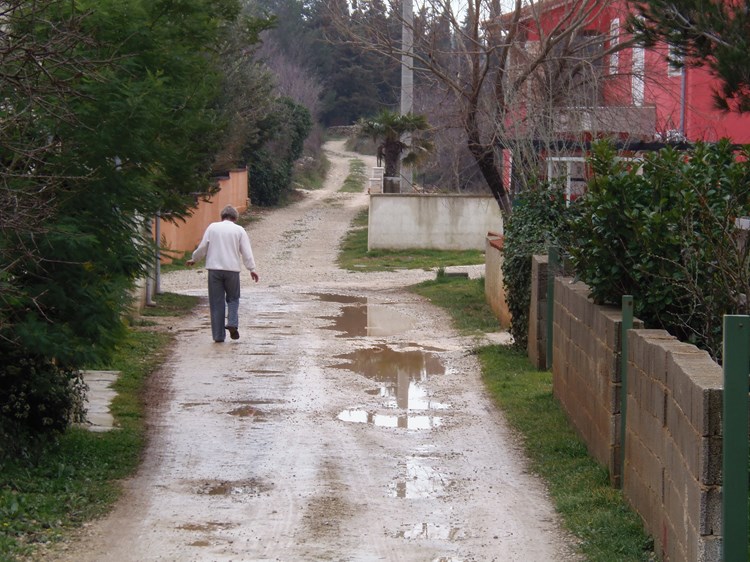 Stanovnici Smiljevca još uvijek hodaju blatnim makadamom