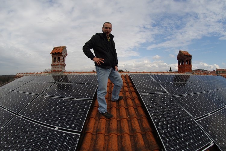 Marino Drandić na krovu gdje su instalirani solarni paneli (Andreas KANCELAR)