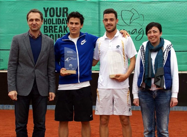 Pobjednik Umaga Marco Cecchinato (u bijeloj majici) i finalist Attila Balazs u društvu čelnika turnira Branimira Horvata i Mirne