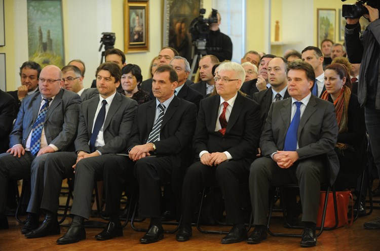 U prvom redu županijski i državni čelnici - Kozlevac, Lorencin, Stazić, Josipović i Jakovčić