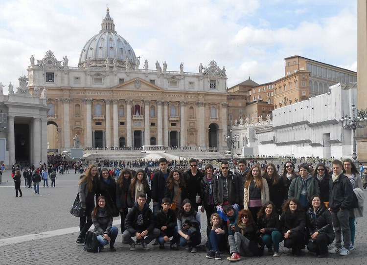Pazinski srednjoškolci na Trgu sv. Petra u Rimu