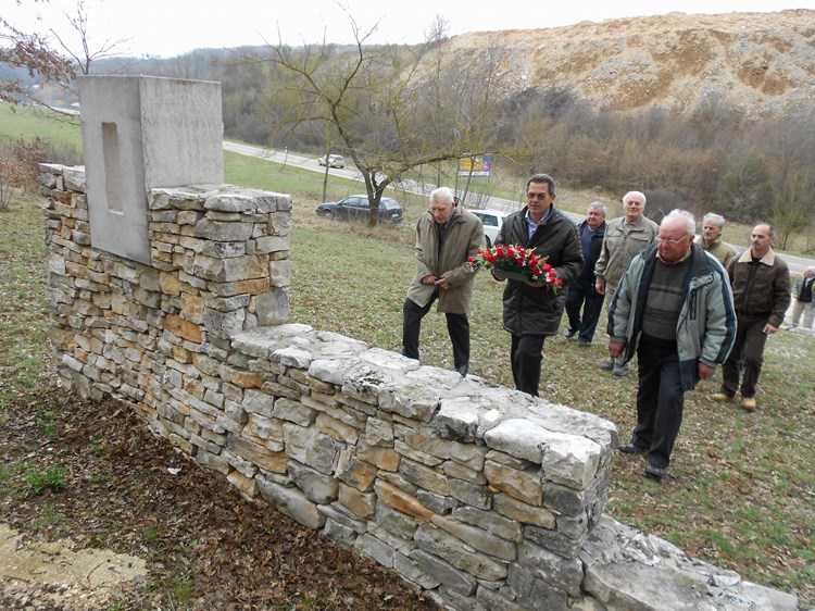 Miljenko Benčić, Davor Pilat i Zvonimir Baćac nose cvijeće prema spomeniku