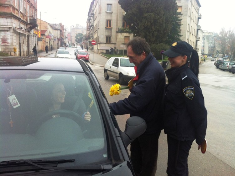 Pulski policajci vozačice iznenadili cvijećem