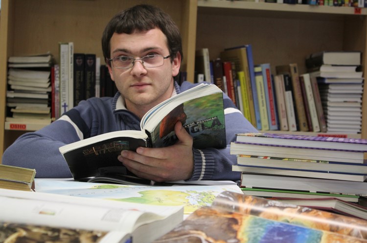 Goran je dvije godine volontirao u porečkoj Gradskoj knjižnici, ponekad to čini i danas (M. DAMJAN)
