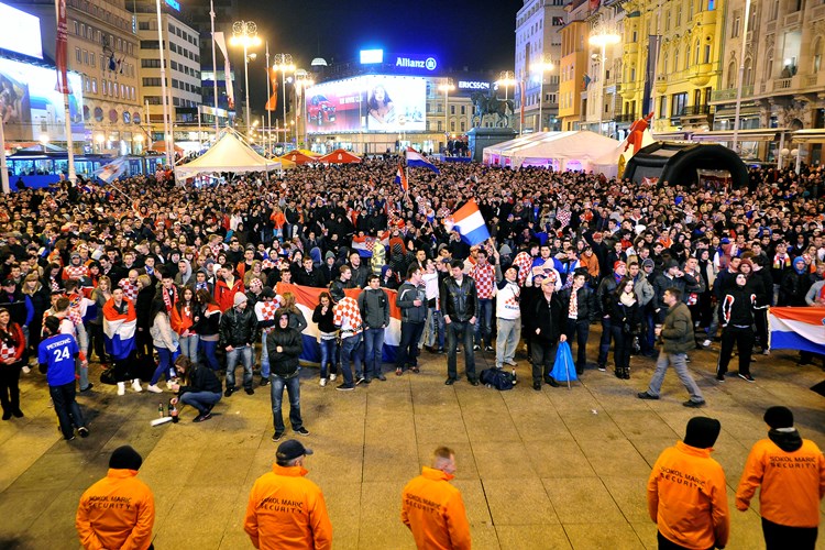 Navijači na Trgu bana Jelačića u Zagrebu slave pobjedu Vatrenih (B. KOVAČEV/CROPIX)