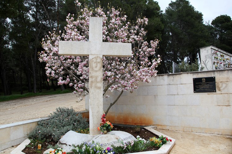 Danas su sa središnjeg križa na pulskom groblju očišćeni kukasti križevi i slovo "U" (M. ANGELINI)