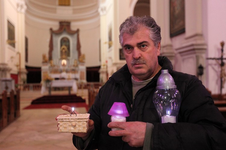 Naser Rahmonaj u crkvi sv. Blaža s lampicama koje svijetle uz pomoć baterije (M. A.)