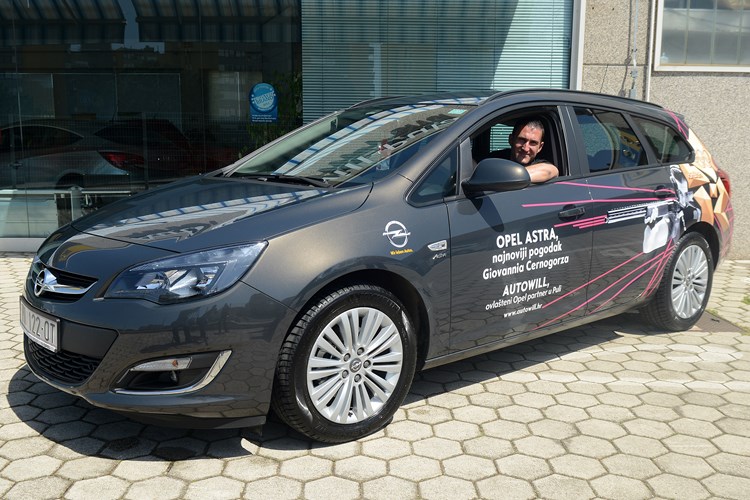 Giovanni Cernogoraz u svom novom sponzorskom automobilu