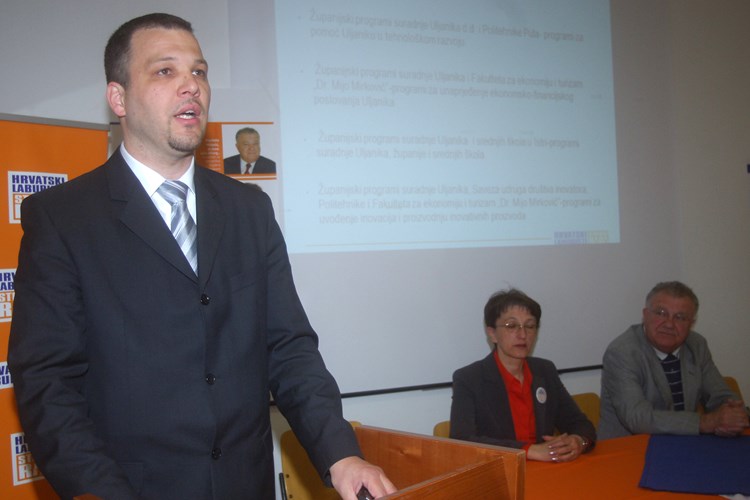 Ticijan Peuško na presici laburista (D. MEMEDOVIĆ)