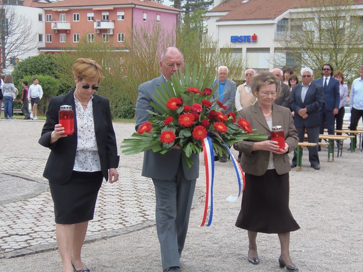 Polaganje cvijeća kod centralnog spomenika (G. ČALIĆ ŠVERKO)