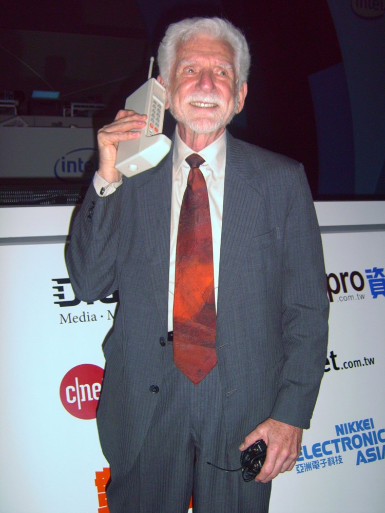 Martin Cooper i u poznim godinama zadovoljno telefonira s prvim mobitelom s kojim je prije 40 godina osvojio svijet