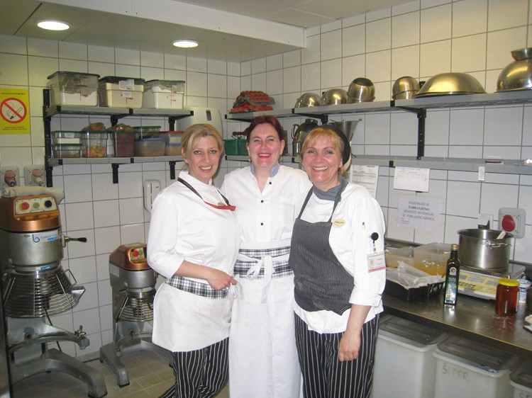 Doris Cerin (u sredini) s dijelom osoblja restorana Chameleon
