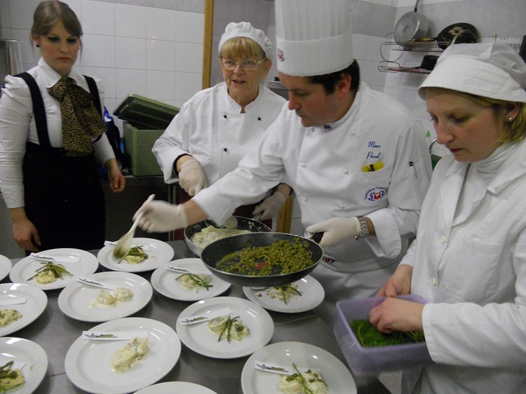 Kuhače su uz domaćine ukrstile kulinarske ekipe iz restorana Pod Slavnikom i iz Trattorije alla Posta
