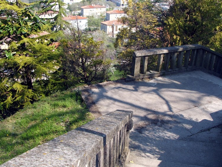 Srušena ograda stepeništa (R. SELAN)