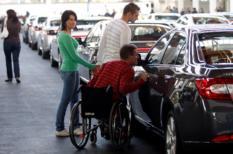 Od 1. srpnja i automobili za invalide i branitelje se neće tretirati kao carinska roba (Goran MEHKEK/CROPIX)