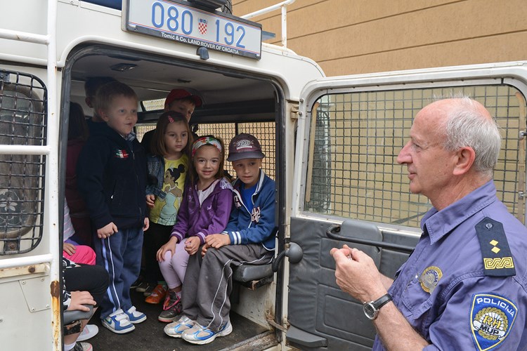 Vrtićarci s načelnikom prometne policije Dubravkom Šlibarom