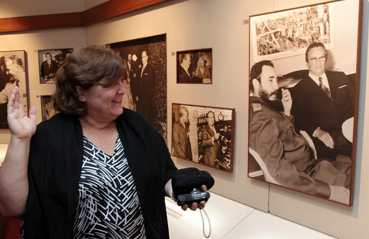 Aleida Guevara ispred fotografije na kojoj su Fidel Castro i Tito