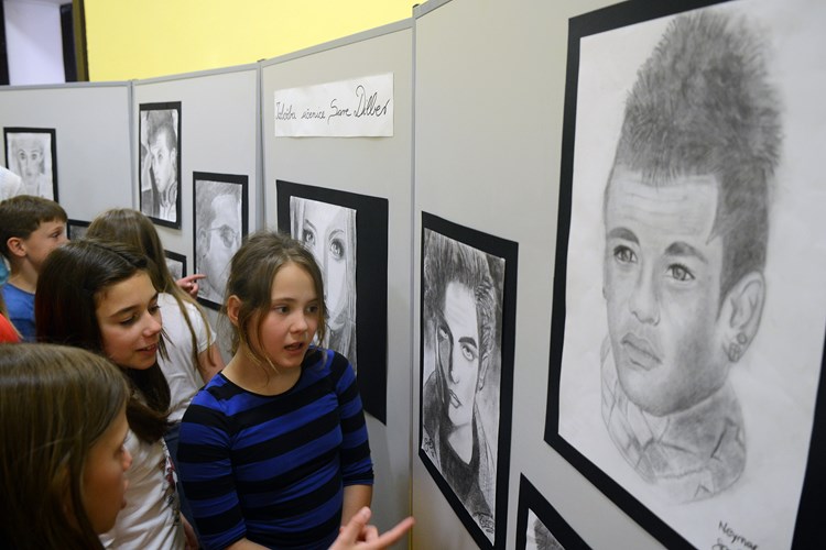 Izložba portreta učenice OŠ Šijana Sare Dilber (M. ANGELINI)