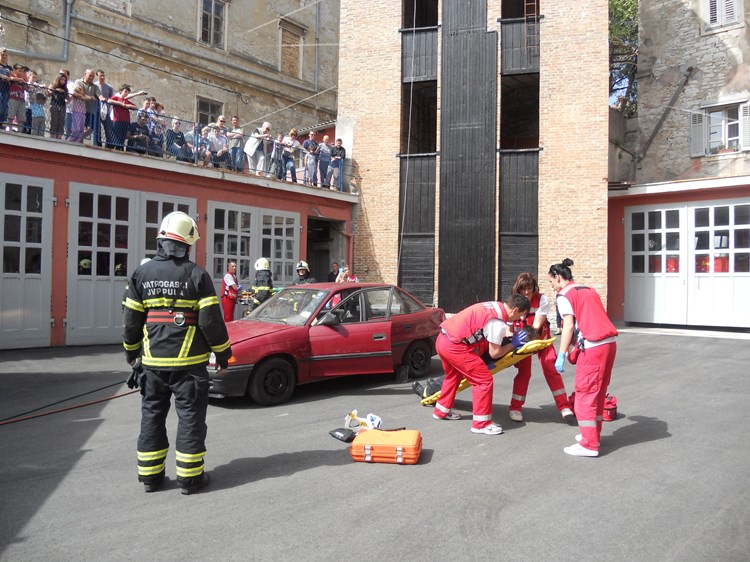 Pokazna vježba spašavanja unesrećenog iz automobila