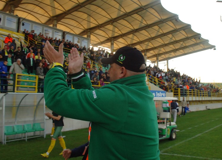 Igor Pamić pozdravlja navijače nakon utakmice protiv Lokomotive (D. MEMEDOVIĆ/arhiva)