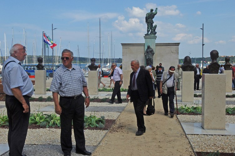 Brojni građani razgledali su jučer Memorijalni dio Titovog parka (D. MEMEDOVIĆ)