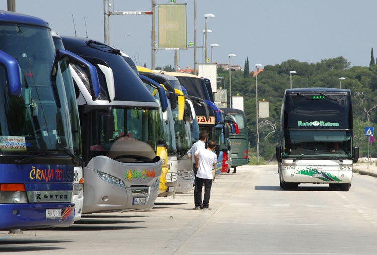 Jučer su brojni autobusi dovezli turiste na pulsku rivu (Danilo MEMEDOVIĆ)
