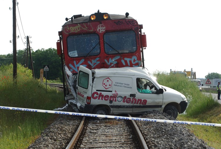 U naletu vlaka poginuo je vozač kombija (D. MEMEDOVIĆ)
